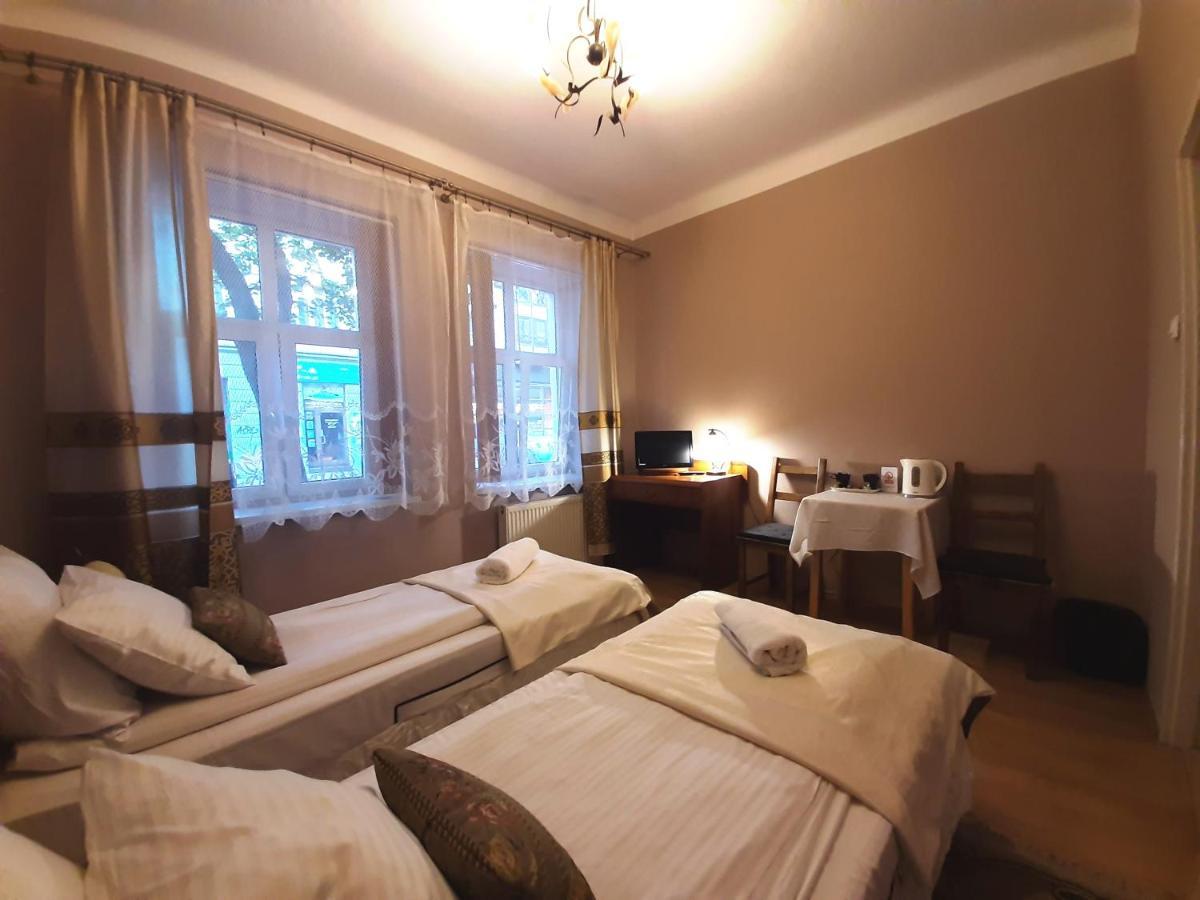 Red Carpet Hostel كراكوفيا المظهر الخارجي الصورة