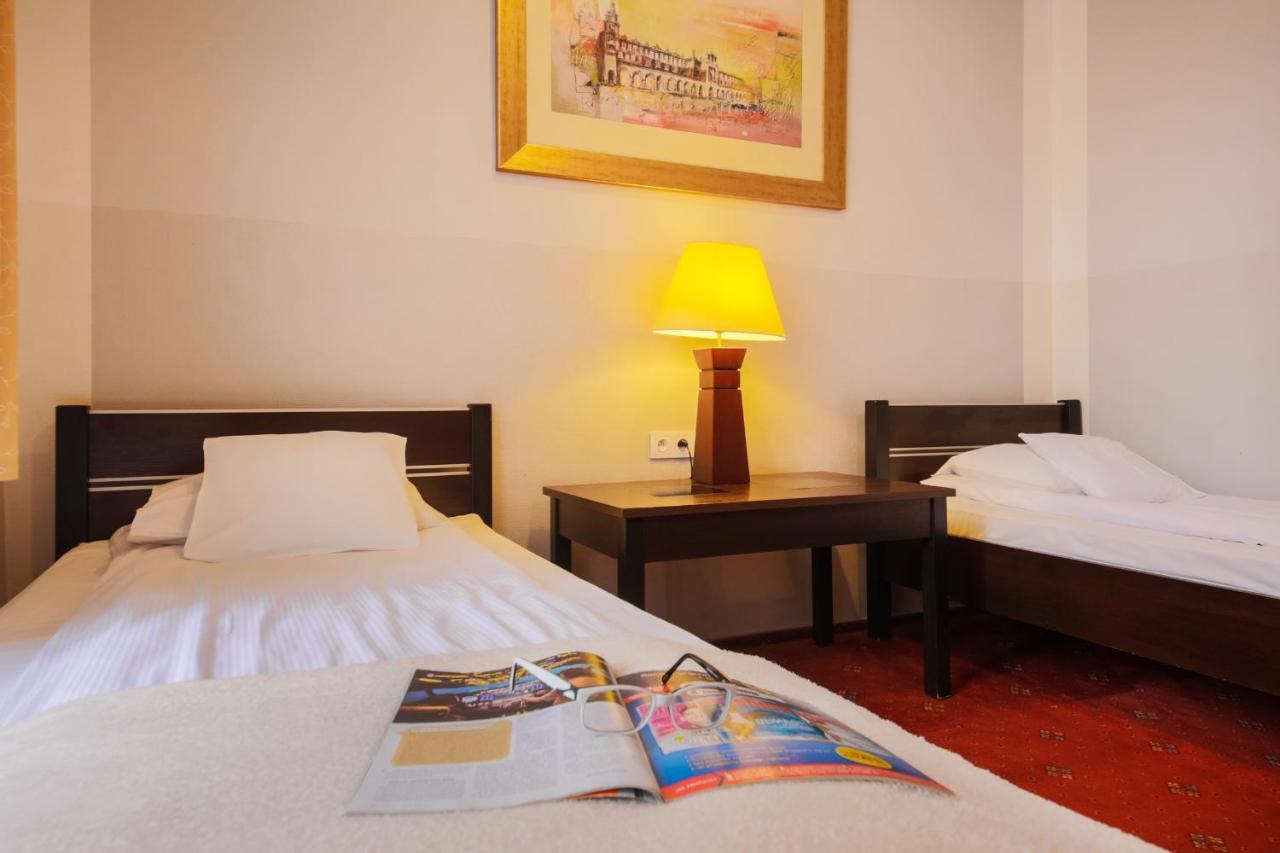 Red Carpet Hostel كراكوفيا المظهر الخارجي الصورة