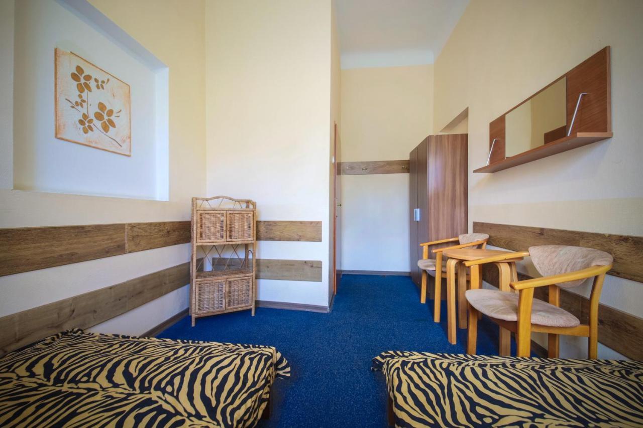 Red Carpet Hostel كراكوفيا المظهر الخارجي الصورة