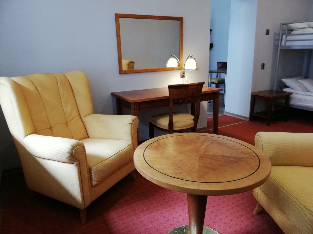 Red Carpet Hostel كراكوفيا المظهر الخارجي الصورة