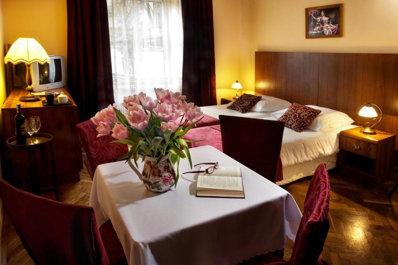 Red Carpet Hostel كراكوفيا المظهر الخارجي الصورة